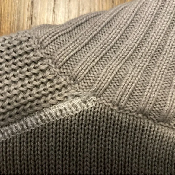 👚(bundle 4 items w/👚for $16) Gray zip up sweater by BKE - Picture 6 of 11